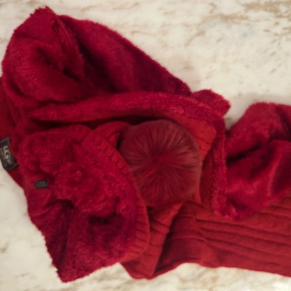 UGG Winter Dark Red Sweater Weather pom pom hat infinity scarf Set. NWT - Picture 3 of 6